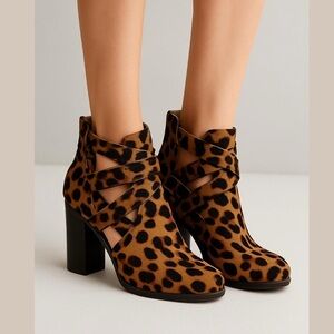 NIB!BellaMarie Leopard print crisscross buckle, zipper chunky heel boot Size 8.5
